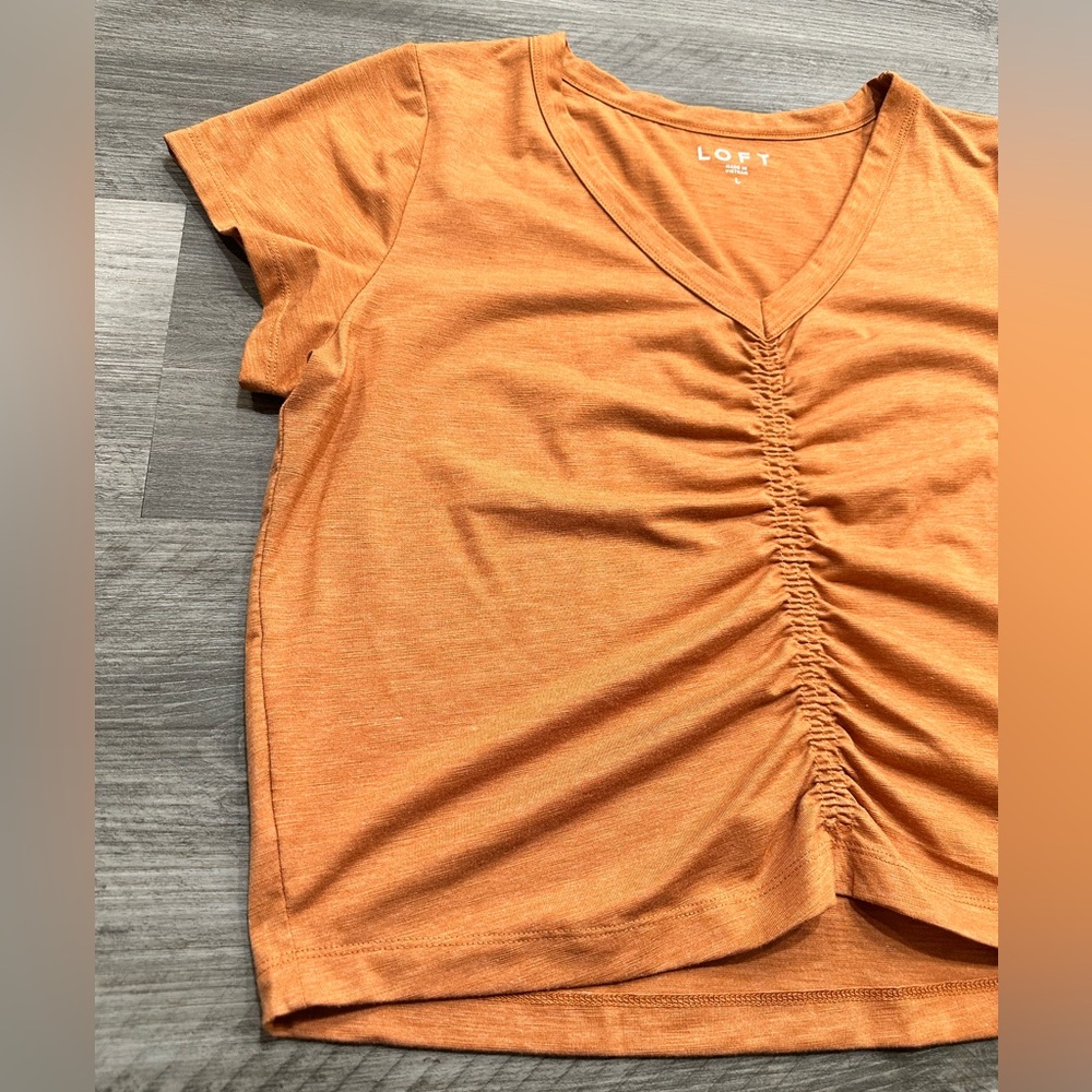 LOFT Gold V-neck Short Sleeve Ruched Crop Top - Picture 3 of 7